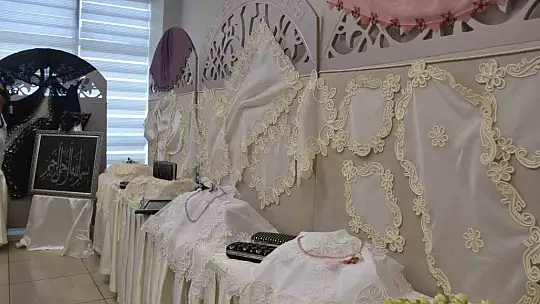 Kadınların el emeğiyle ürettikleri çeyizlik eşyalar sergilendi
