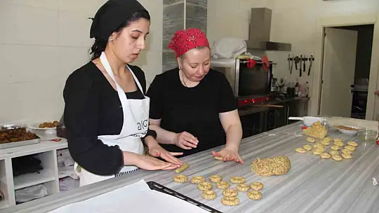 Kadınların köy kahkesi mesaisi