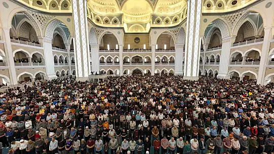 Kadir Gecesi'nde Şahinbey Millet Cami doldu taştı