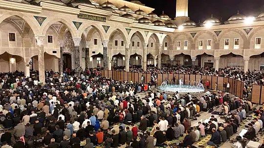 Kadir Gecesi'nde Şahinbey Millet Cami doldu taştı