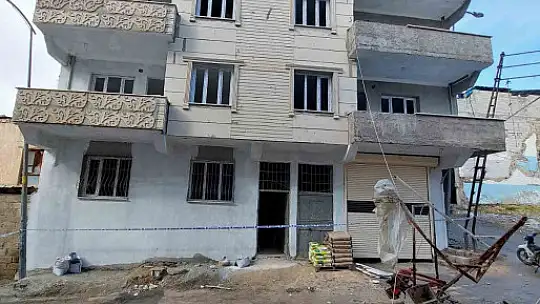 Kafasına mini inşaat vinci düşen işçi kurtarılamadı