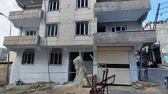 Kafasına mini inşaat vinci düşen işçi kurtarılamadı