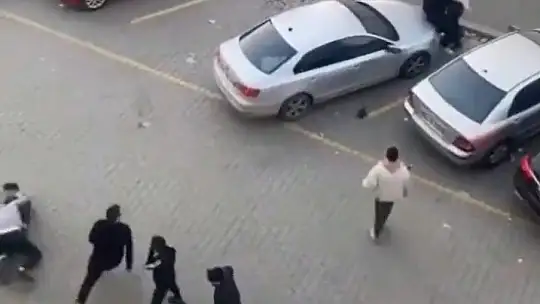 Kafedeki kavga sokağa taştı, tekme ve yumruklar havada uçuştu