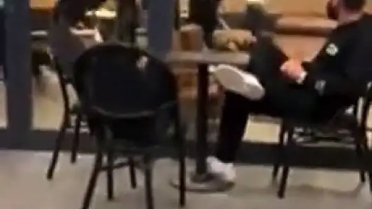 Kafedeki kavgada sandalyeler ve tekmeler havada uçuştu