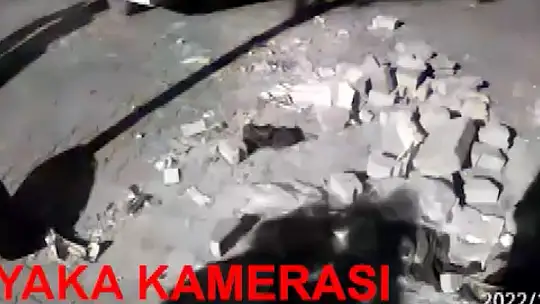 Kaldırım taşlarını çalan şüpheliler suçüstü yakalandı