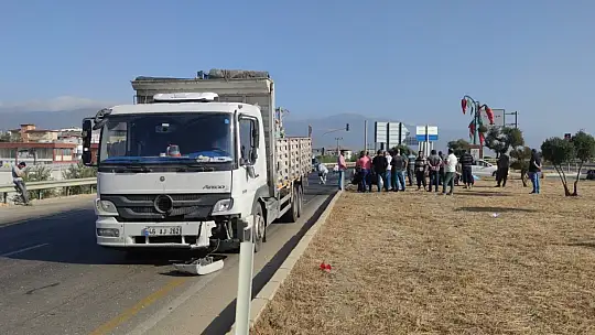 Kamyon ile motosikletin çarpış: 1 ölü