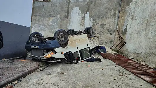 Kamyonet 30 metre yükseklikten okul bahçesine uçtu, faciadan dönüldü
