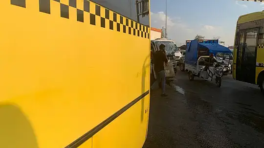 Kamyonet ile halk otobüsü çarpıştı: 1 yaralı