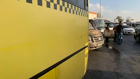 Kamyonet ile halk otobüsü çarpıştı: 1 yaralı