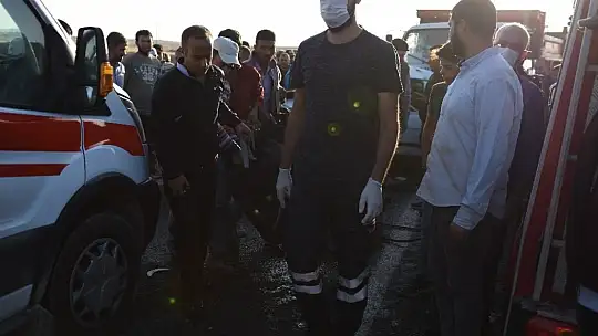 Kamyonet ile otomobil kafa kafaya çarpıştı: 2 ölü, 2 yaralı