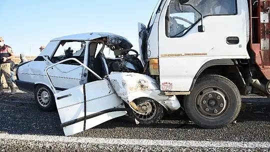 Kamyonet ile otomobil kafa kafaya çarpıştı: 2 ölü, 2 yaralı