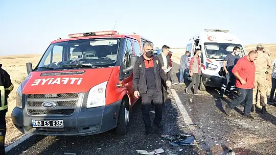 Kamyonet ile otomobil kafa kafaya çarpıştı: 2 ölü, 2 yaralı