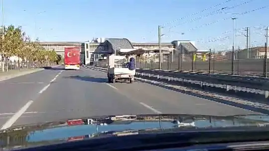 Kamyonet kasasında tehlikeli yolculuk