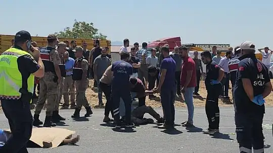 Kamyonetle çarpışan motosikletteki 2 kişi öldü