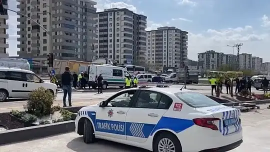 Kamyonla çarpışan motosikletin sürücüsü hayatını kaybetti