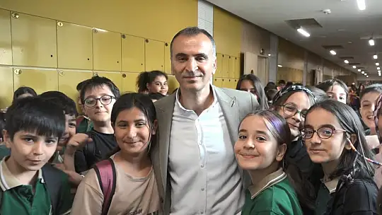 Kanseri yenen öğretmene öğrencilerden coşkulu karşılama