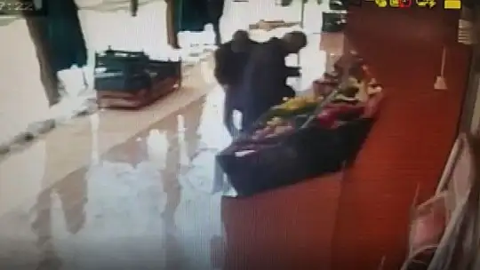 Kar tenteyi devirdi, yaşlı adam altında kalarak hayatını kaybetti