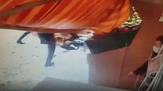 Kar tenteyi devirdi, yaşlı adam altında kalarak hayatını kaybetti