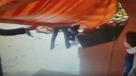 Kar tenteyi devirdi, yaşlı adam altında kalarak hayatını kaybetti