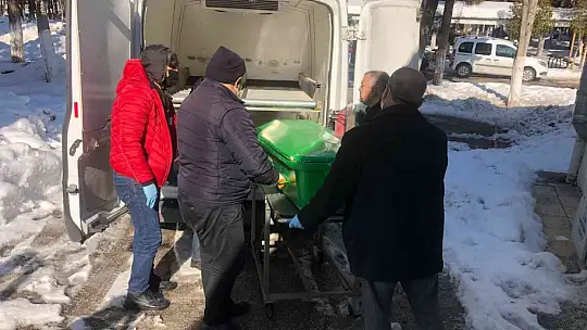 Kar tenteyi devirdi, yaşlı adam altında kalarak hayatını kaybetti