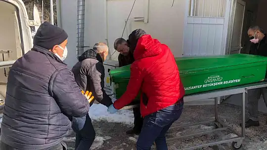 Kar tenteyi devirdi, yaşlı adam altında kalarak hayatını kaybetti