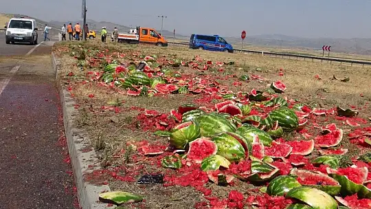 Kara yolu karpuz tarlasına döndü