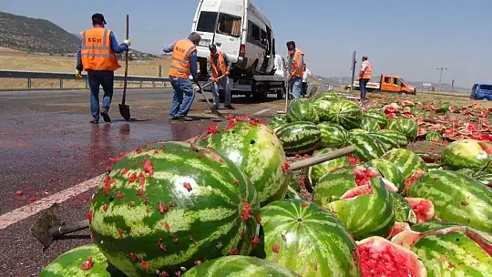 Kara yolu karpuz tarlasına döndü