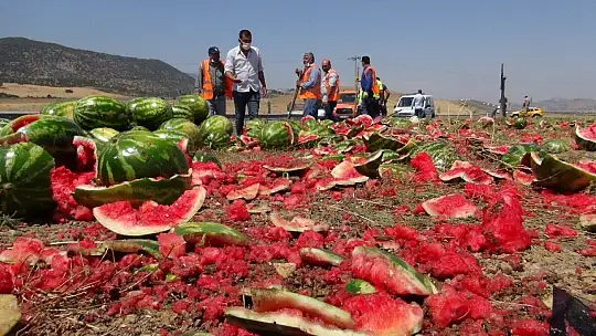 Kara yolu karpuz tarlasına döndü