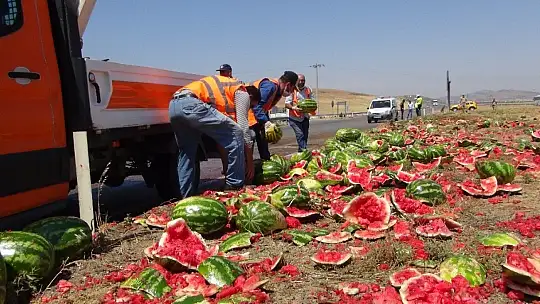 Kara yolu karpuz tarlasına döndü