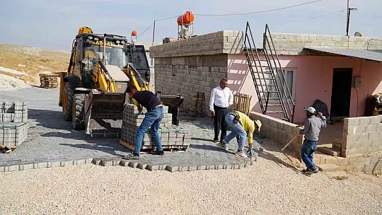 Karahöyük'teki yeni yollar kilitli parke taşı ile döşeniyor