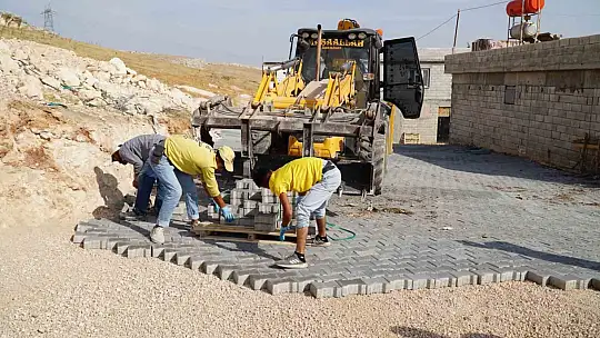 Karahöyük'teki yeni yollar kilitli parke taşı ile döşeniyor