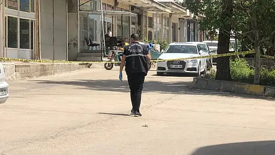 Kardeşi ile yeğeninin silahlı saldırısına uğrayan tüccar hayatını kaybetti