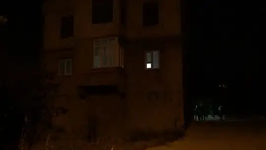 Eve döndüğünde eşini o halde görünce kafasına sıktı