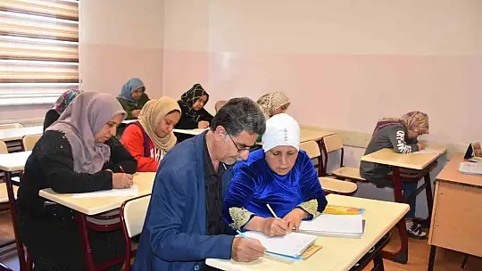 Karı-koca Şahinbey tesislerinde beraber okuma yazma öğreniyor