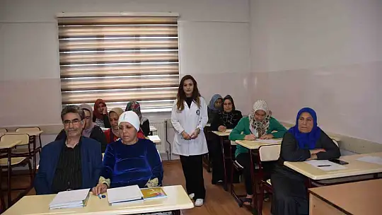 Karı-koca Şahinbey tesislerinde beraber okuma yazma öğreniyor
