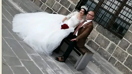 Karısını öldüren öğretmen, polislerden özür diledi