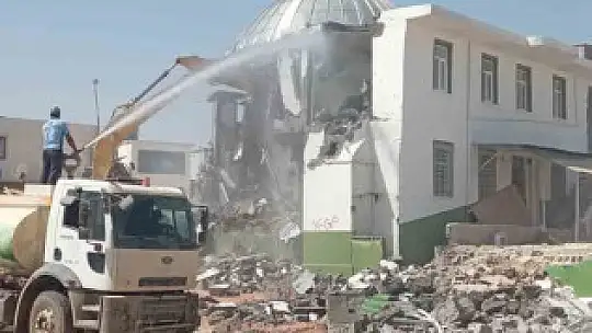 Karkamış'ta ağır hasar alan cami yıkıldı