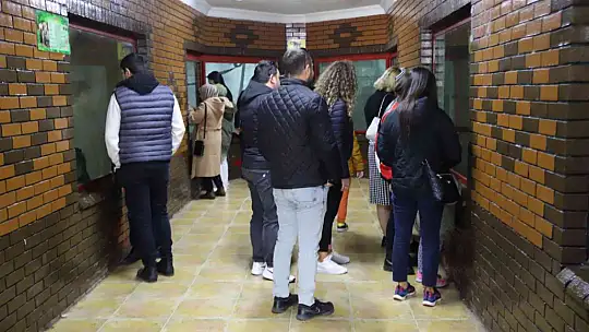 Karneyi alan hayvanat bahçesine koştu