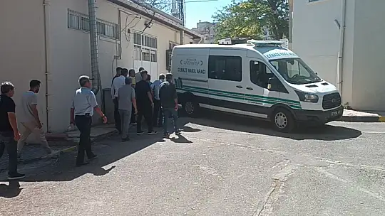 Karşıya geçerken otomobilin çarptığı yaşlı adam kurtarılamadı