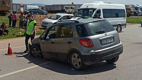 Kavşakta çarpışan otomobillerden biri ters döndü: 1 yaralı