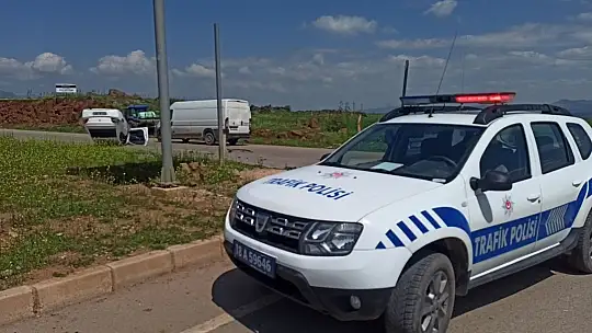 Kavşakta çarpışan otomobillerden biri ters döndü: 1 yaralı