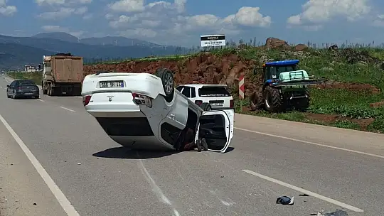 Kavşakta çarpışan otomobillerden biri ters döndü: 1 yaralı