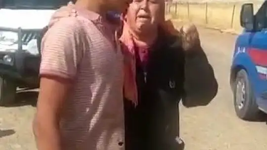 Kaybolan kardeşlerin ailelerine kavuşma anı kamerada