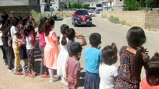 Kaymakam Mutlu çocukları mutlu etti