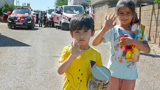 Kaymakam Mutlu çocukları mutlu etti