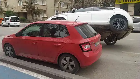 Kaza yapan araç park halindeki aracın üzerinde asılı kaldı