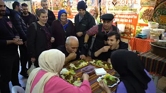 Kebabı en hızlı yiyen altın değerindeki baklavayı kaptı