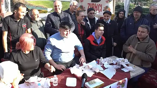 Kebabı en hızlı yiyen altın değerindeki baklavayı kaptı