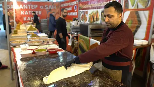 Kebabı en hızlı yiyen altın değerindeki baklavayı kaptı
