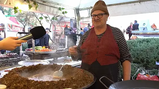 Kebabı en hızlı yiyen altın değerindeki baklavayı kaptı